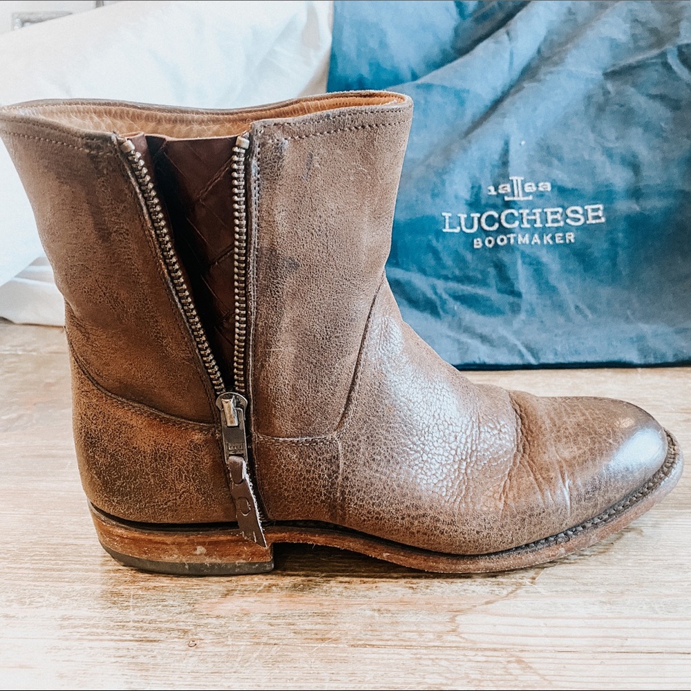 SOLD- 🤎Lucchese boots with embossed accent🤎